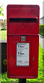 Elizabeth II postbox on Main Road, Weaverthorpe