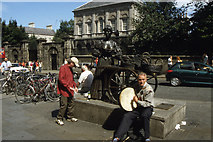 O1533 : Molly Malone Statue When it was in Grafton Street (2001) by Colin Park