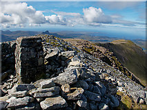 NC1611 : Summit cairn, Cùl Mòr by Julian Paren