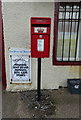 Elizabethan postbox on the A90, Longhaven