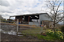 TQ5643 : Barn by Gate Farm Rd by N Chadwick
