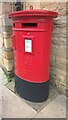 TF1309 : EIIR postbox on Market Place, Market Deeping by Paul Bryan