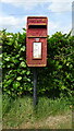 Elizabeth II postbox on Top Lane, Ranby