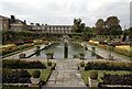 TQ2580 : The Sunken Garden, Kensington Palace by habiloid