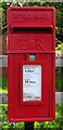SE7265 : Elizabeth II postbox on Tout Hill, Whitwell-on-the-Hill by JThomas