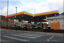 TQ3092 : Shell petrol station on Green Lanes, Palmers Green by David Howard