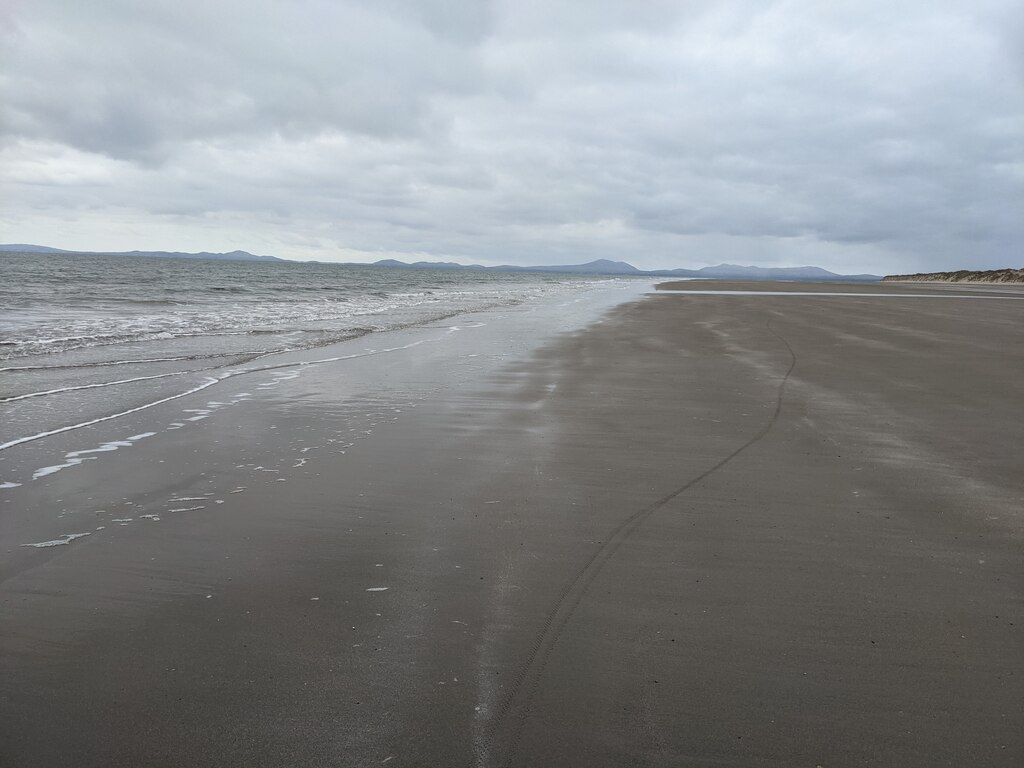 below-the-high-tide-line-david-medcalf-cc-by-sa-2-0-geograph