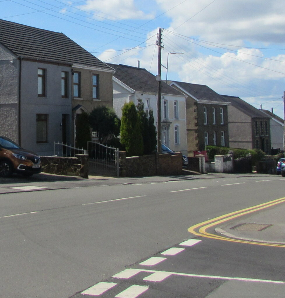 Brecon Road houses, Ystradgynlais © Jaggery ccbysa/2.0 Geograph