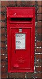 NS3939 : Elizabethan postbox on Kilmaurs Road, Knockentiber by JThomas