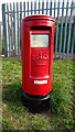 NO4033 : Elizabethan postbox on Balgowan Avenue, Dundee by JThomas