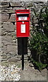 NO3530 : Elizabethan postbox on Burnside Road, Invergowrie by JThomas