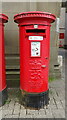 SD5192 : Elizabeth II postbox on Stricklandgate, Kendal by JThomas
