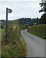 Arwydd llwybr cyhoeddus / Public footpath sign