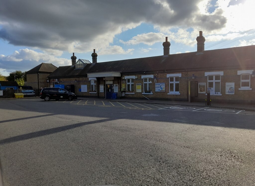 Stoke Mandeville Station © David Howard ccbysa/2.0 Geograph