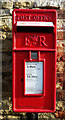 Elizabeth II postbox on Park Street, Hotham