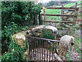 ST8797 : Stone Kissing Gate, Avening by Mr Red