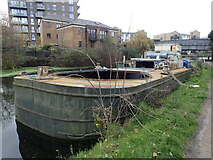 TQ3682 : Barge on the Regent's Canal by Marathon