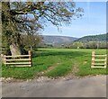 Ungated entrance to a field, Llanover