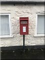 Post-mounted postbox at Gwernymynydd