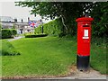 GR postbox, Town Street, Guiseley