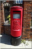 TQ3579 : Elizabeth postbox on Lower Road, London SE16 by JThomas