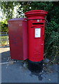 Elizabeth II postbox on Rochester Road, Chalk