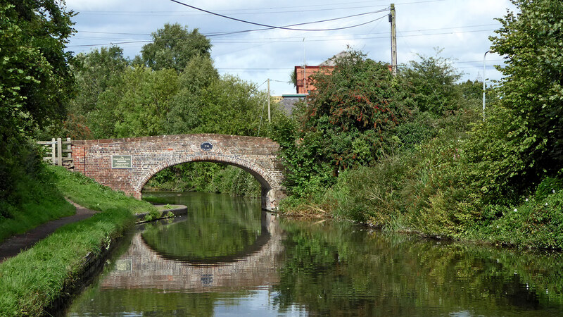 Canal at Hinksford, Staffordshire © Roger Kidd cc-by-sa/2.0 :: Geograph ...