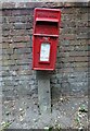 Elizabeth II postbox on Heathlands Road, Crowthorne