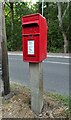 Elizabeth II postbox on Old Wokingham Road, Crowthorne