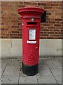 Elizabeth II postbox on High Road, Ilford