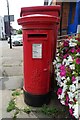 Elizabeth II postbox on London Road (A129), Wickford