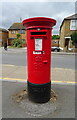 Elizabeth II postbox on High Street Harlington, Harlington