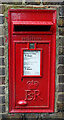 SU8987 : Elizabeth II postbox on Cores End Road by JThomas