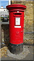 Elizabeth II postbox on Thames Street, Sunbury