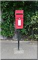 Elizabeth II postbox on Charlton Lane, Upper Halliford 