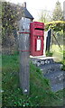 SU3428 : Elizabeth II postbox on the A3057, Brook by JThomas