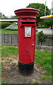 Elizabeth II postbox on Southampton Road, Hythe