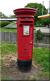 SU4107 : Elizabeth II postbox on Southampton Road, Hythe by JThomas