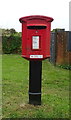 Elizabeth II postbox on Claypits Lane 