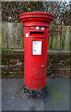 SZ1593 : Elizabeth II postbox on Fairmile Road by JThomas
