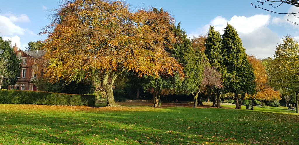 Queen's Park © Paul Collins cc-by-sa/2.0 :: Geograph Britain and Ireland