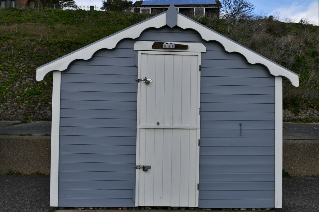 pakefield-beach-hut-15-michael-garlick-cc-by-sa-2-0-geograph