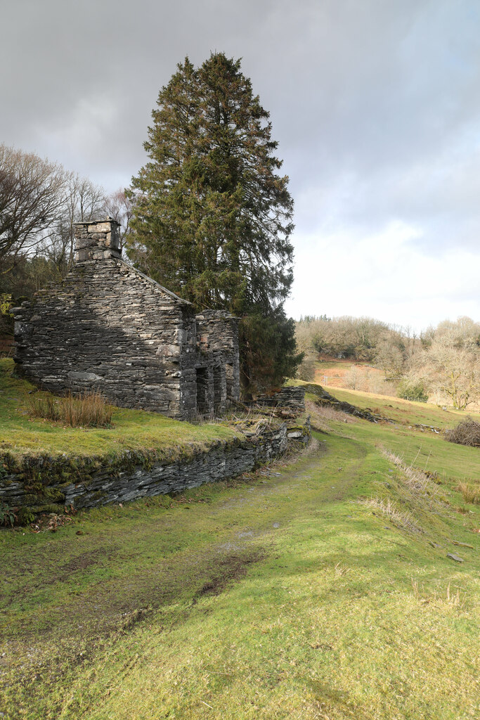 Ruined house by the track to Bryn Derw © Andy Waddington cc-by-sa/2.0 ...