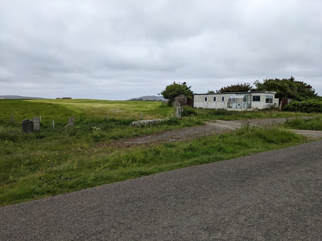 a-mobile-home-in-the-bushes-david-medcalf-cc-by-sa-2-0-geograph