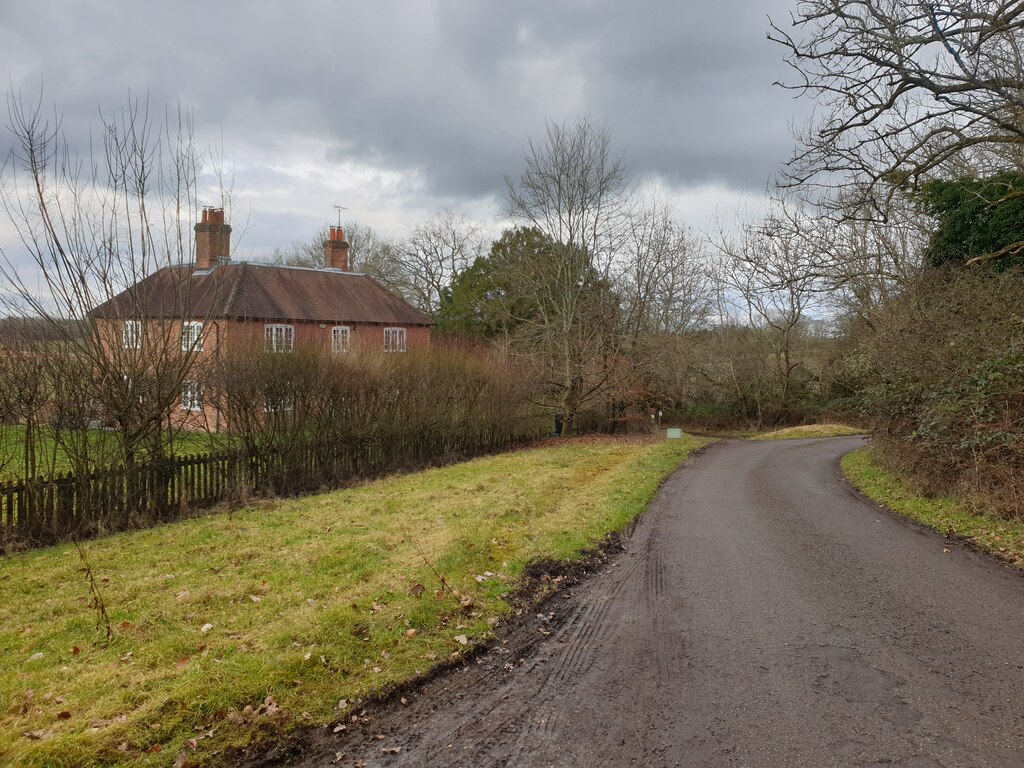 holly-farm-house-oscar-taylor-cc-by-sa-2-0-geograph-britain-and