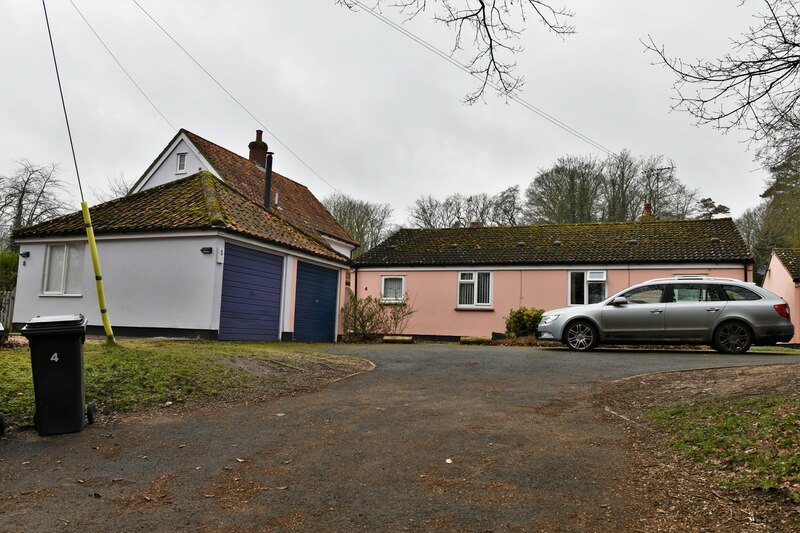 Thornham Magna 4 and 5, The Street © Michael Garlick ccbysa/2.0