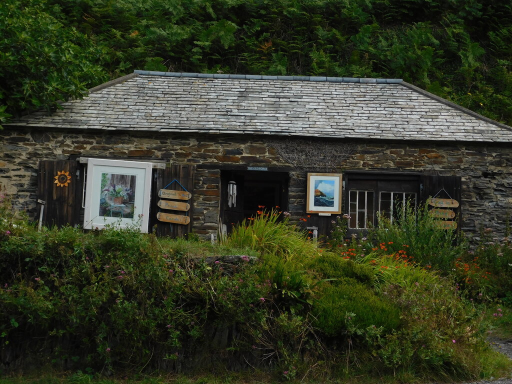 the-old-forge-gallery-the-harbour-bryn-holmes-cc-by-sa-2-0