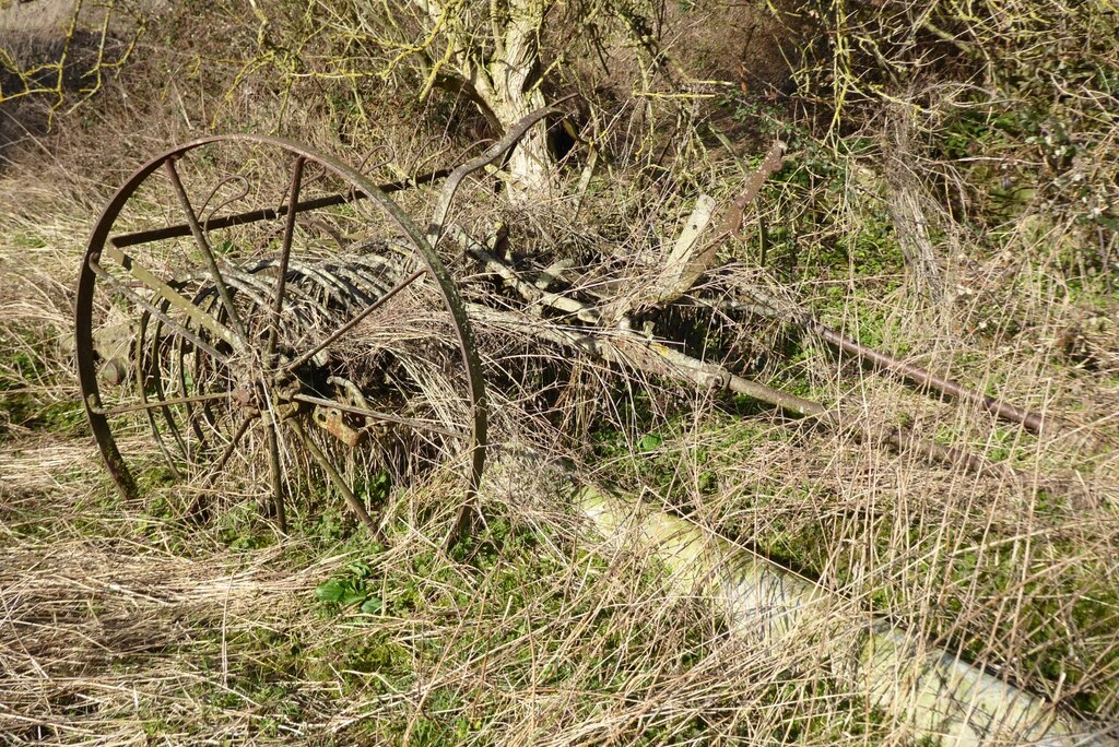 an-old-dump-hay-rake-philip-halling-cc-by-sa-2-0-geograph-britain