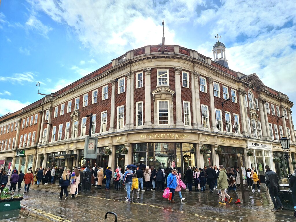 betty-s-cafe-tea-room-chris-morgan-cc-by-sa-2-0-geograph-britain