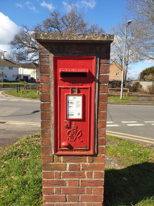 Postbox on Valley Road © Oscar Taylor cc-by-sa/2.0 :: Geograph Britain ...